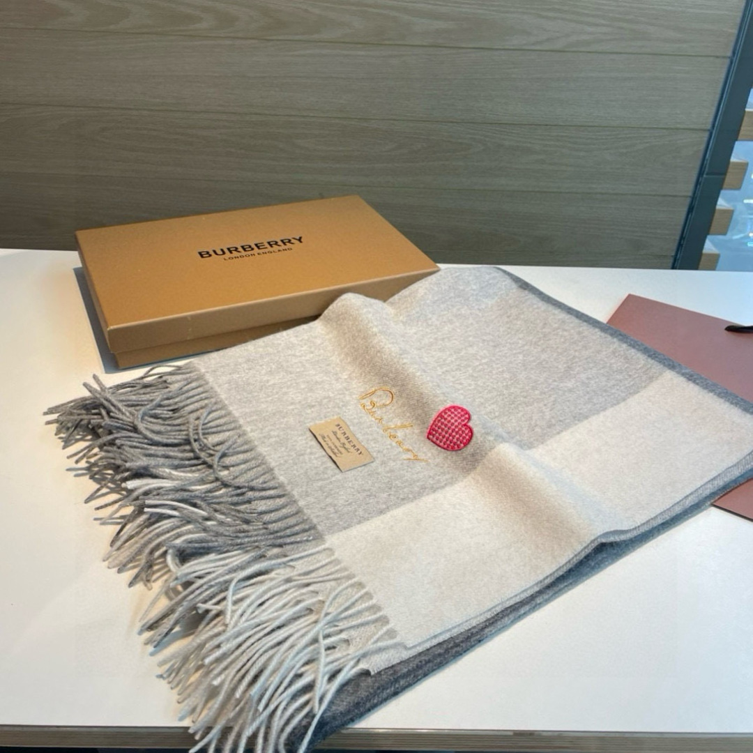 Burberry bur 爱心 围巾披肩重磅来了 bur 殿堂级皇室最新款‼ 在售16000+ 人手 的bur单品 搭配任何大衣羽绒服 的 手感柔软细腻 保暖度级棒 南北方冬季 羔羊绒材质特点加上刺绣爱心的设计 真的极其好造型 美到 手感柔软舒适透气 100%羔羊绒 330g大克重极厚实保暖 70*200可披可围