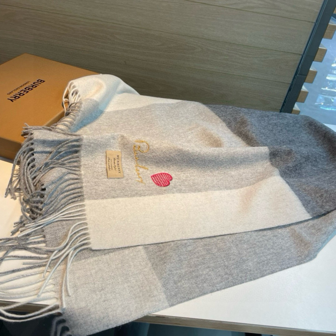 Burberry bur 爱心 围巾披肩重磅来了 bur 殿堂级皇室最新款‼ 在售16000+ 人手 的bur单品 搭配任何大衣羽绒服 的 手感柔软细腻 保暖度级棒 南北方冬季 羔羊绒材质特点加上刺绣爱心的设计 真的极其好造型 美到 手感柔软舒适透气 100%羔羊绒 330g大克重极厚实保暖 70*200可披可围