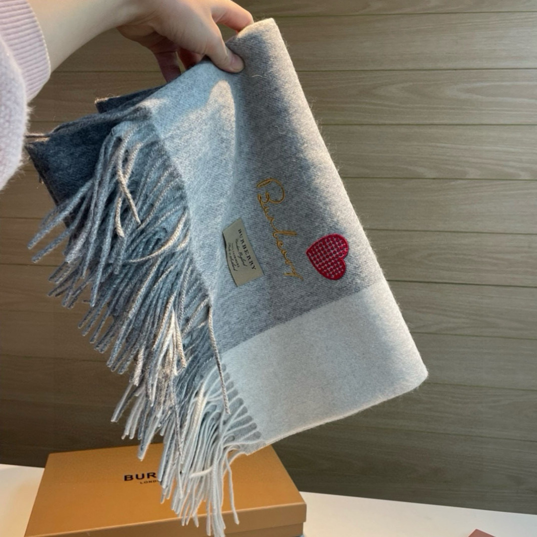 Burberry bur 爱心 围巾披肩重磅来了 bur 殿堂级皇室最新款‼ 在售16000+ 人手 的bur单品 搭配任何大衣羽绒服 的 手感柔软细腻 保暖度级棒 南北方冬季 羔羊绒材质特点加上刺绣爱心的设计 真的极其好造型 美到 手感柔软舒适透气 100%羔羊绒 330g大克重极厚实保暖 70*200可披可围