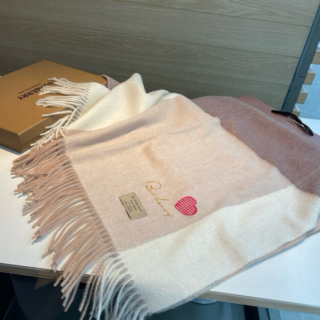 Burberry bur 爱心 围巾披肩重磅来了 bur 殿堂级皇室最新款‼ 在售16000+ 人手 的bur单品 搭配任何大衣羽绒服 的 手感柔软细腻 保暖度级棒 南北方冬季 羔羊绒材质特点加上刺绣爱心的设计 真的极其好造型 美到 手感柔软舒适透气 100%羔羊绒 330g大克重极厚实保暖 70*200可披可围