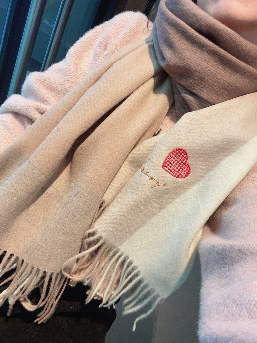 NO:581615,The bur counter love scarf and shawl is here. The latest bur original single, the royal family's latest counter, is on sale for 00+. It is a must-have bur item that matches any coat and down jacket. It has a soft and delicate feel and great warmth. It is a must-have in the winter in the north and south. The material characteristics of lambswool and the design of embroidered love are really great!  Extremely beautiful, feels soft, comfortable and breathable. Lambsmere 330g, heavy weight, extremely thick and warm, 70*200, can be worn or worn as a high version scarf, high version scarf, high version scarf, burberry, down jacket, shawls19860909bur专柜爱心围巾披肩重磅来了 bur原单殿堂级皇室最新款专柜在售00+人手必备的bur单品搭配任何大衣羽绒服必备的手感柔软细腻 保暖度级棒 南北方冬季必备羔羊绒材质特点加上刺绣爱心的设计 真的极其好造型！美到极致手感柔软舒适透气 羔羊绒330g大克重极厚实保暖 70*200可披可围高版本围巾高版本围巾,高版本围巾,burberry,down jacket,shawls,scarf