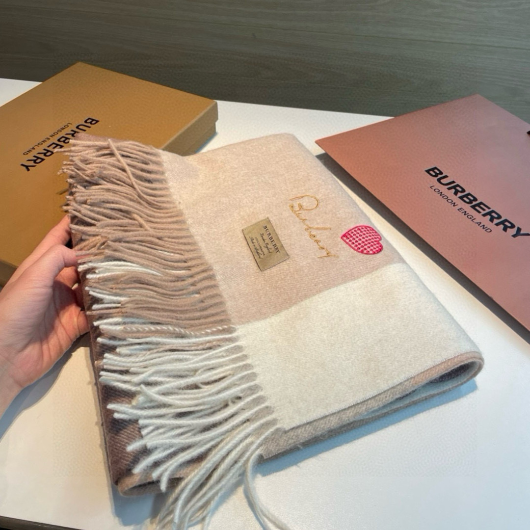 Burberry bur 爱心 围巾披肩重磅来了 bur 殿堂级皇室最新款‼ 在售16000+ 人手 的bur单品 搭配任何大衣羽绒服 的 手感柔软细腻 保暖度级棒 南北方冬季 羔羊绒材质特点加上刺绣爱心的设计 真的极其好造型 美到 手感柔软舒适透气 100%羔羊绒 330g大克重极厚实保暖 70*200可披可围