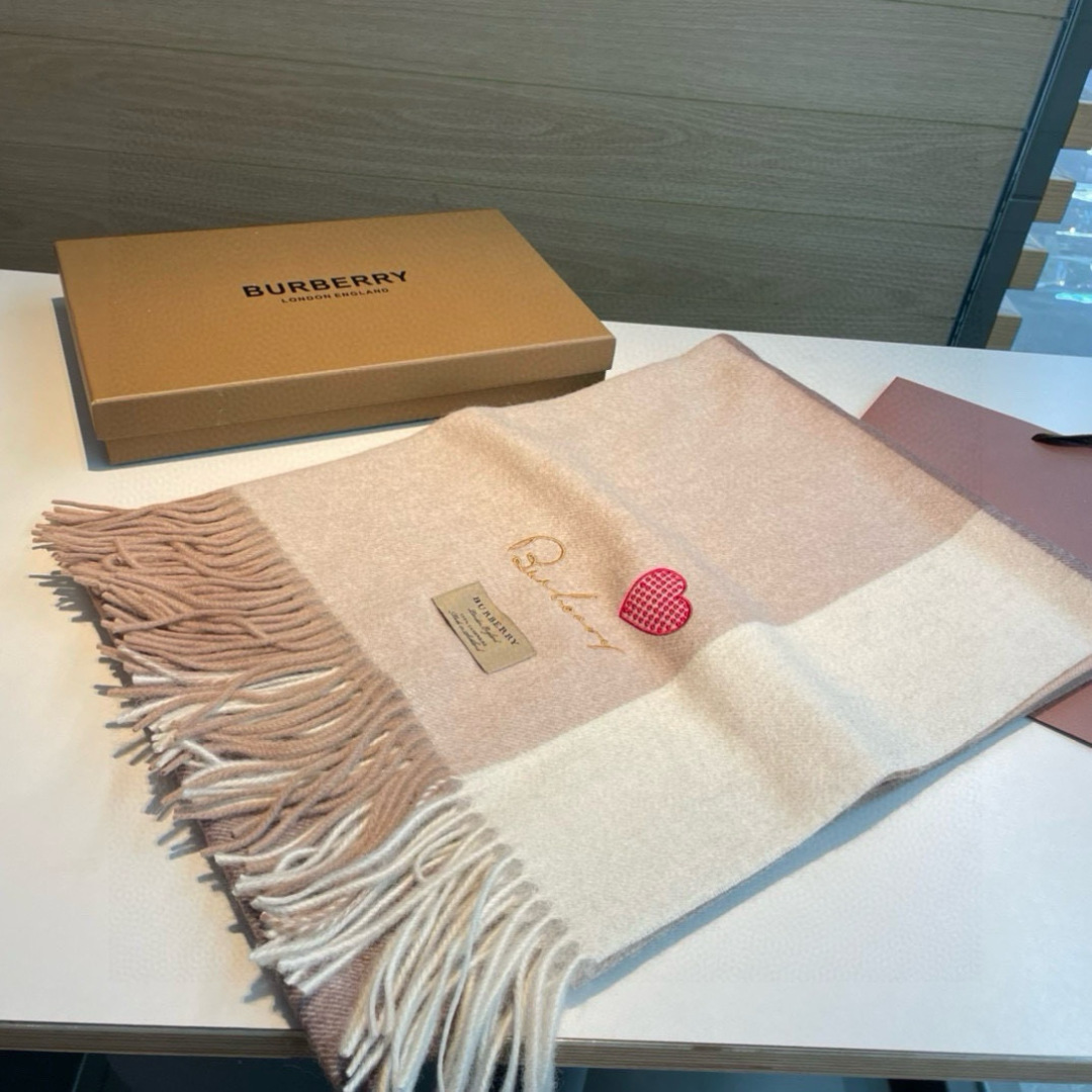 Burberry bur 爱心 围巾披肩重磅来了 bur 殿堂级皇室最新款‼ 在售16000+ 人手 的bur单品 搭配任何大衣羽绒服 的 手感柔软细腻 保暖度级棒 南北方冬季 羔羊绒材质特点加上刺绣爱心的设计 真的极其好造型 美到 手感柔软舒适透气 100%羔羊绒 330g大克重极厚实保暖 70*200可披可围