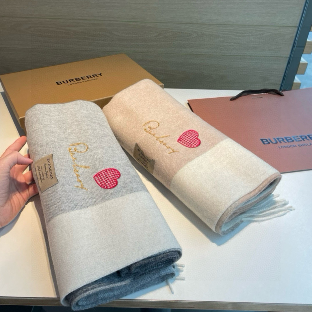 Burberry bur 爱心 围巾披肩重磅来了 bur 殿堂级皇室最新款‼ 在售16000+ 人手 的bur单品 搭配任何大衣羽绒服 的 手感柔软细腻 保暖度级棒 南北方冬季 羔羊绒材质特点加上刺绣爱心的设计 真的极其好造型 美到 手感柔软舒适透气 100%羔羊绒 330g大克重极厚实保暖 70*200可披可围