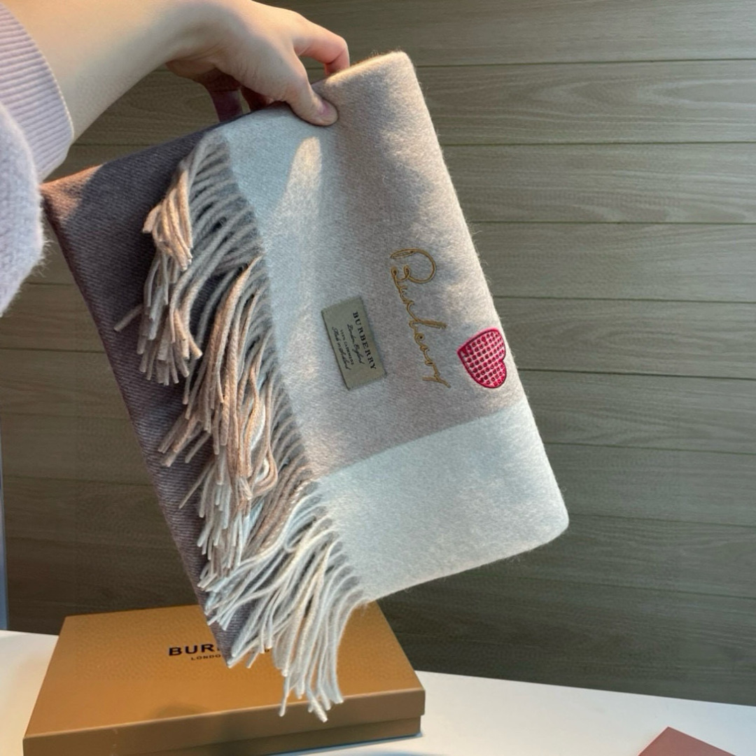 Burberry bur 爱心 围巾披肩重磅来了 bur 殿堂级皇室最新款‼ 在售16000+ 人手 的bur单品 搭配任何大衣羽绒服 的 手感柔软细腻 保暖度级棒 南北方冬季 羔羊绒材质特点加上刺绣爱心的设计 真的极其好造型 美到 手感柔软舒适透气 100%羔羊绒 330g大克重极厚实保暖 70*200可披可围