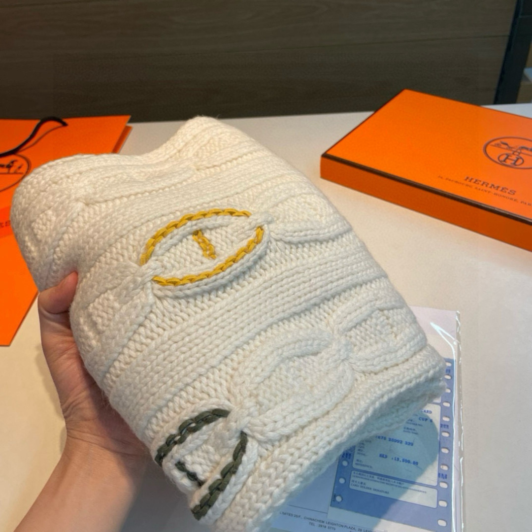 Hermès H家 猪鼻子麻花围巾: 款 可以搭配很多年 毫不夸张 叠搭裹头外披实用的 造型都可以驾驭 面料采用羊绒羊毛绞股麻花