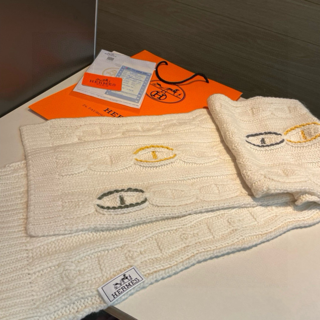 Hermès H家 猪鼻子麻花围巾: 款 可以搭配很多年 毫不夸张 叠搭裹头外披实用的 造型都可以驾驭 面料采用羊绒羊毛绞股麻花