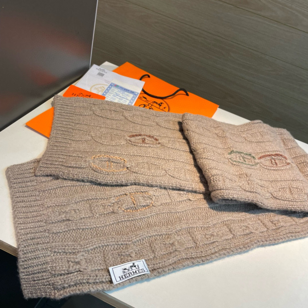 Hermès H家 猪鼻子麻花围巾: 款 可以搭配很多年 毫不夸张 叠搭裹头外披实用的 造型都可以驾驭 面料采用羊绒羊毛绞股麻花