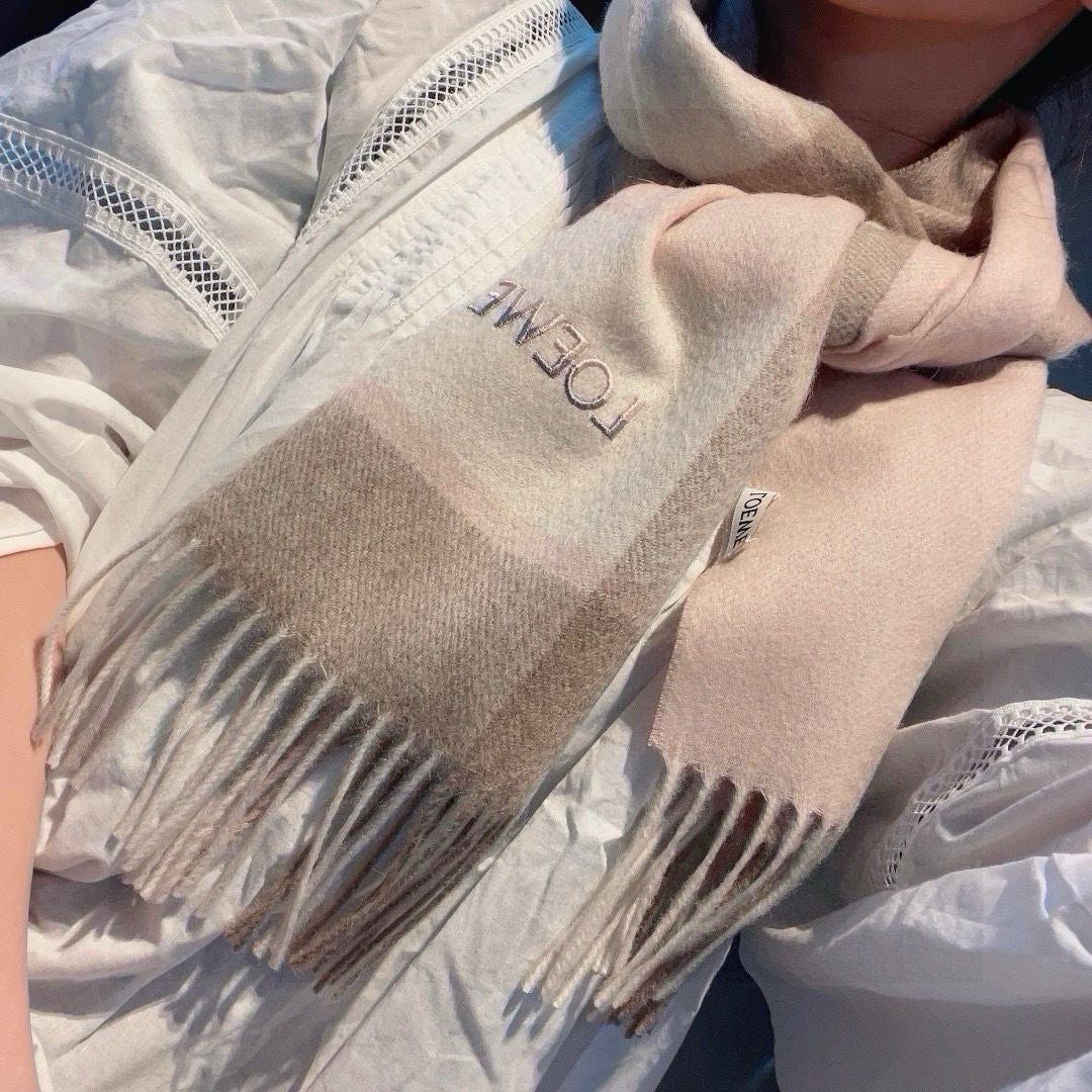 NO:581626,Luo Yiwei.【Men's and Women's Scarves】Praise for yourself, a rare high-end men's style!  Family benefits!  A very genuine scarf ~ I love the fabric, it is very soft, delicate and comfortable, with slight water ripples!  The atmosphere is simple and the color is super good-looking. It is a style that any boy will like. The small logo is very exquisite and has a texture that is not ostentatious. The bulk goods have been shipped out a few months ago. There is a little bit left over for the last order to benefit everyone. Classic men's 30cm wide cashmere scarf!  Unisex style, size 30*180 (total length including tassels 180cm), suitable for formal wear or casual wear. It can be folded in half to hang or wrapped in a circle. It is gentlemanly style and has a warm demeanor!  high version scarf high version scarf, high version scarf, loewe19860909罗意威.【男女围巾】怒赞自留,难得的高端男款！家属福利！非常正的围巾~面料大爱,非常柔软细腻舒服,轻度水波纹！大气简约,超级好看的男神配色,任何男生都会喜欢的款吧,小小Logo非常精致的点缀,有质感不张扬~大货几个月前已装船发走~尾单余一丢丢福利大家~经典男士的30cm宽羊绒围巾！男女通用款式,规格30*180（含穗子总长180cm）,搭配正装或者搭配休闲装都很合适~对折挂围或者绕圈围都完全可以,绅士有型~有温度的风度！高版本围巾高版本围巾,高版本围巾,loewe,scarf