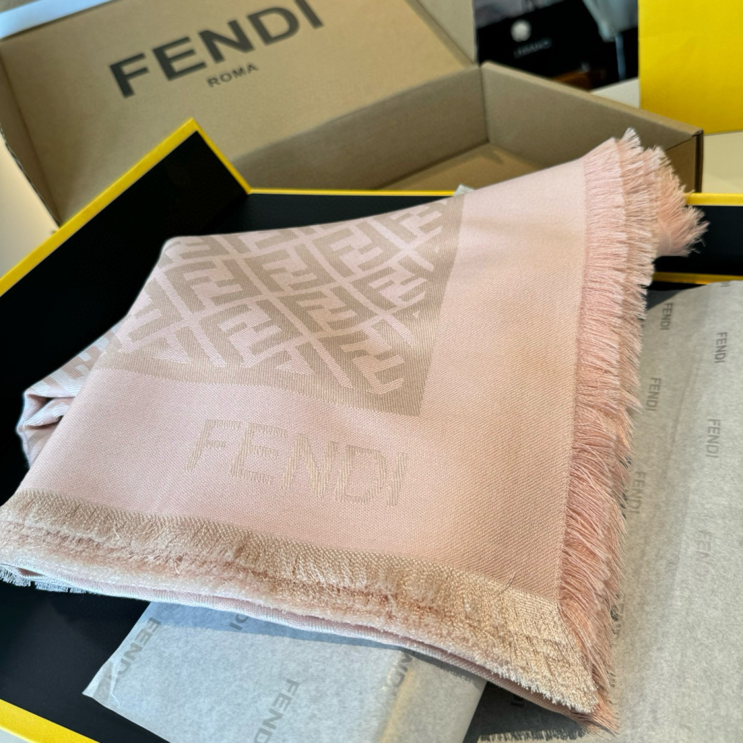 Fendi 𝐅𝐞𝐧𝐝𝐢 25新款FF金银丝提花披肩