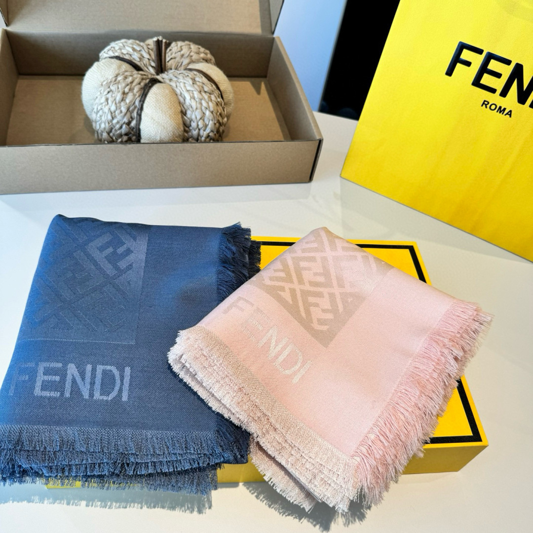 Fendi 𝐅𝐞𝐧𝐝𝐢 25新款FF金银丝提花披肩