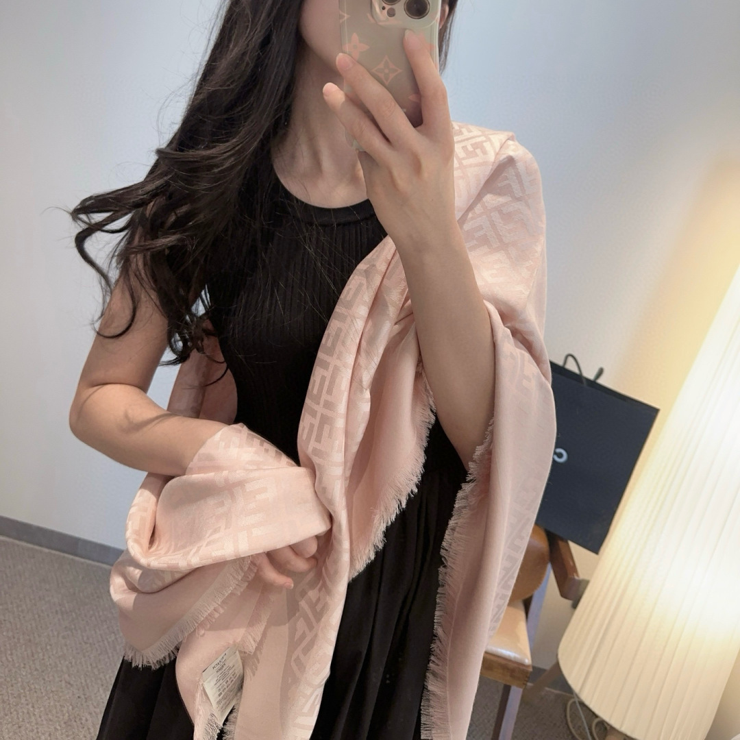 Fendi 𝐅𝐞𝐧𝐝𝐢 25新款FF金银丝提花披肩