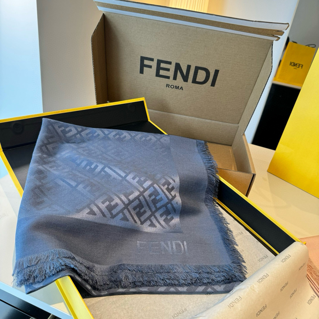 Fendi 𝐅𝐞𝐧𝐝𝐢 25新款FF金银丝提花披肩