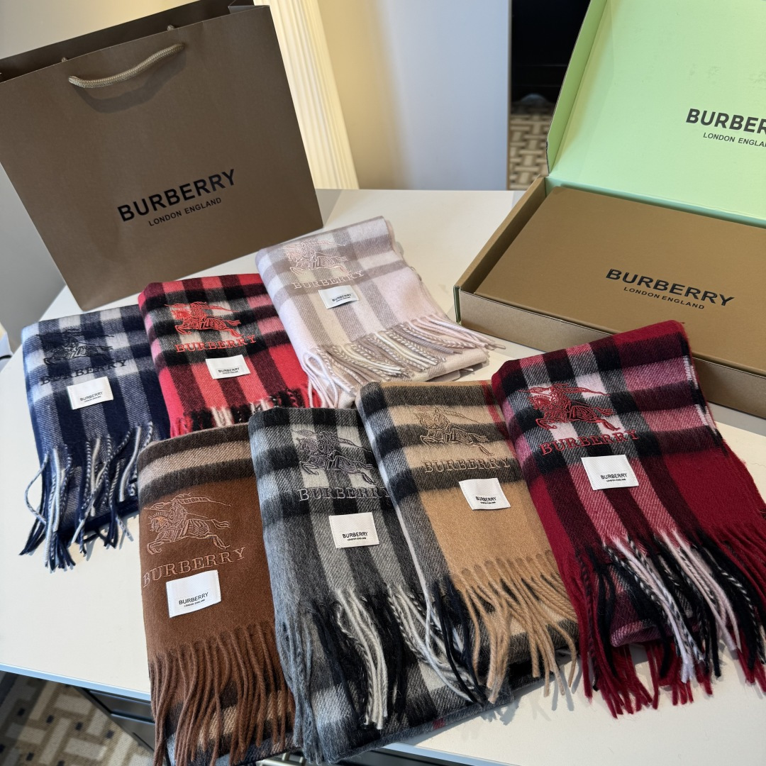 Burberry 难得的高端男款 家属福利 巴宝莉非常正的男士围巾~面料大爱 非常柔软细腻舒服 轻度水波纹 简约
