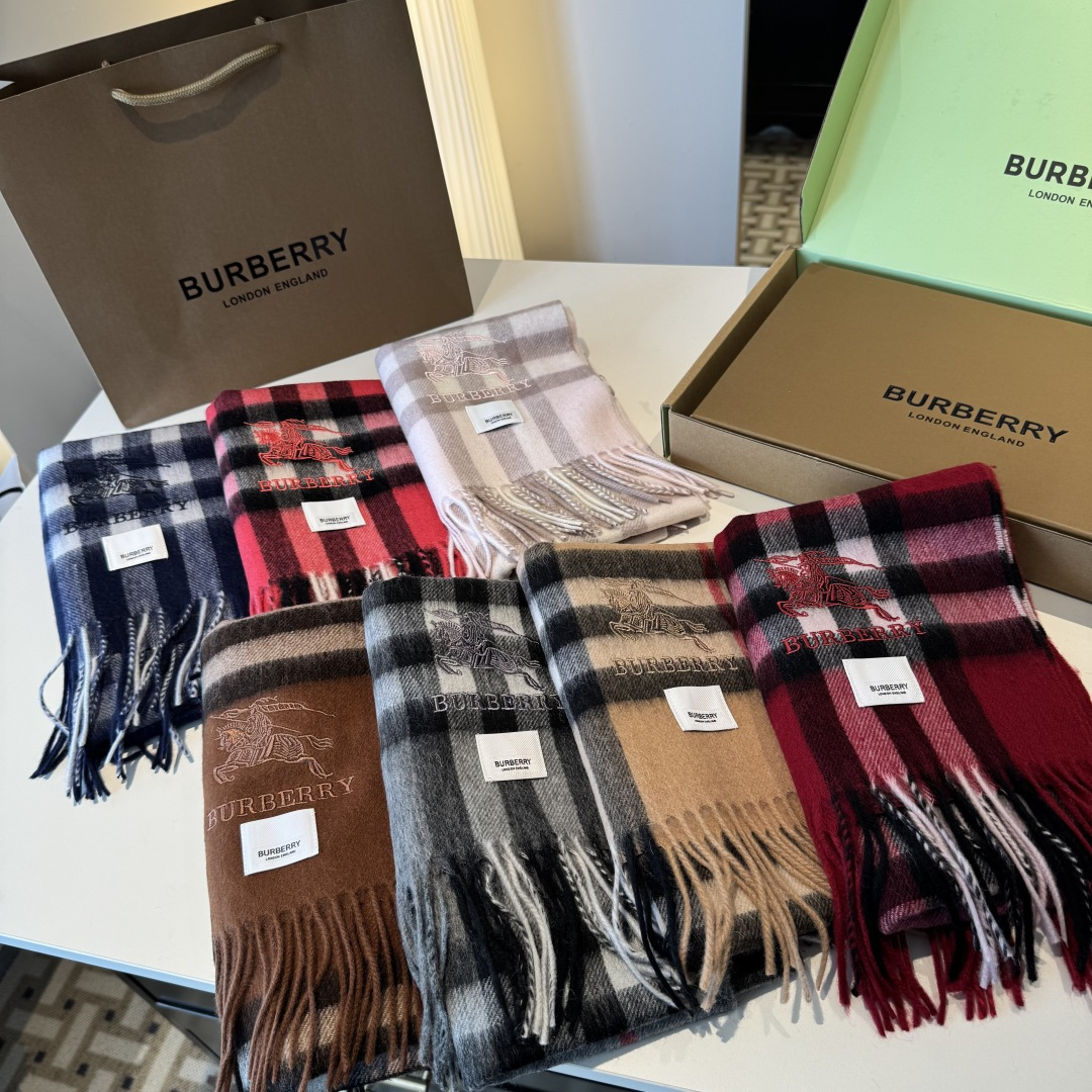 Burberry 难得的高端男款 家属福利 巴宝莉非常正的男士围巾~面料大爱 非常柔软细腻舒服 轻度水波纹 简约
