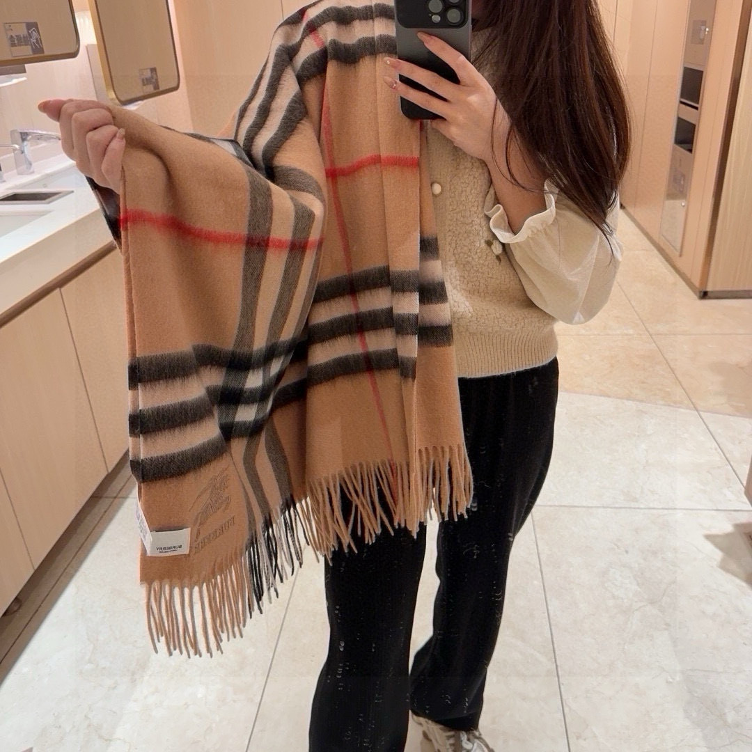 Burberry 格子万年款 bbr战马刺绣 【小格披肩】品质手感好到不行‼ 100%羊羔绒 高尖端产物 绝对令人尖叫的品质 的顶尖设计款
