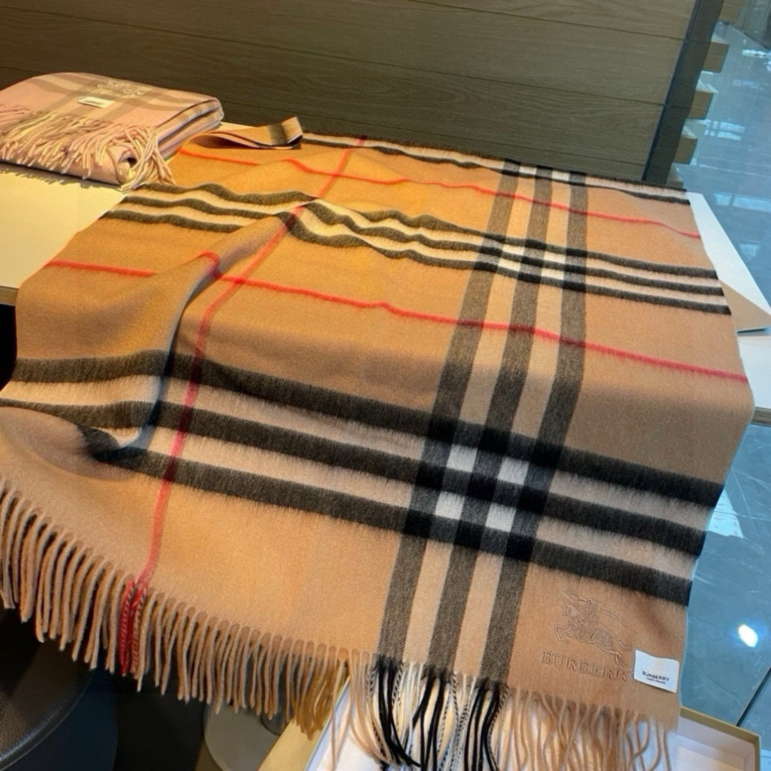 Burberry 格子万年款 bbr战马刺绣 【小格披肩】品质手感好到不行‼ 100%羊羔绒 高尖端产物 绝对令人尖叫的品质 的顶尖设计款