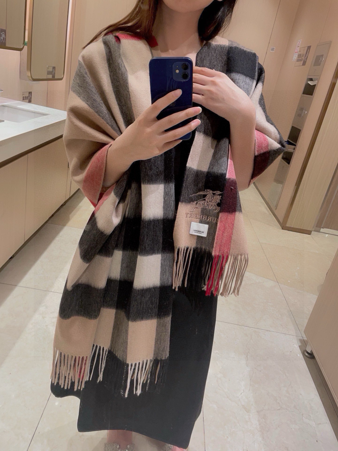 Burberry 格子万年款 bbr战马刺绣 【小格披肩】品质手感好到不行‼ 100%羊羔绒 高尖端产物 绝对令人尖叫的品质 的顶尖设计款