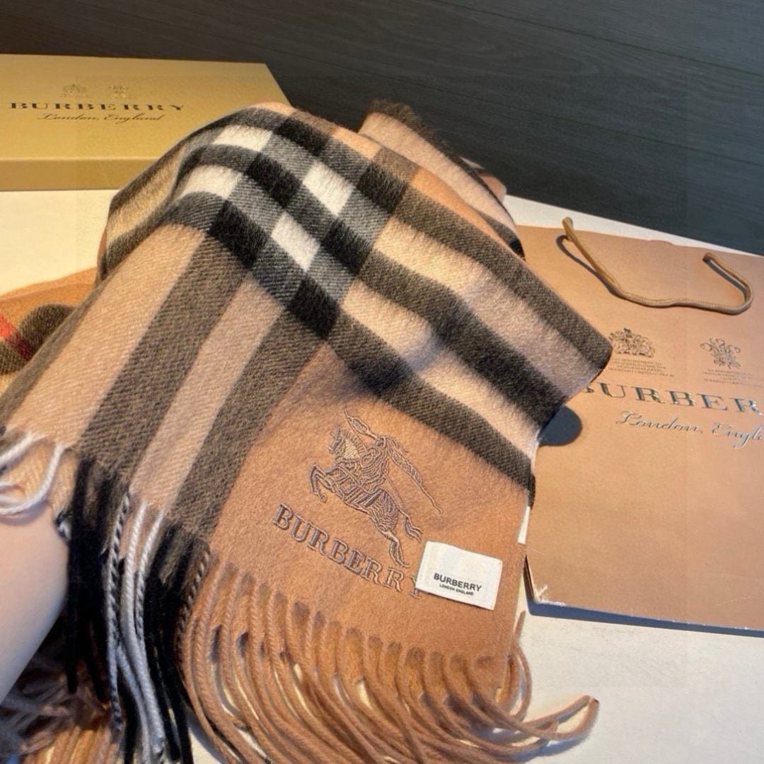 Burberry 格子万年款 bbr战马刺绣 【小格披肩】品质手感好到不行‼ 100%羊羔绒 高尖端产物 绝对令人尖叫的品质 的顶尖设计款