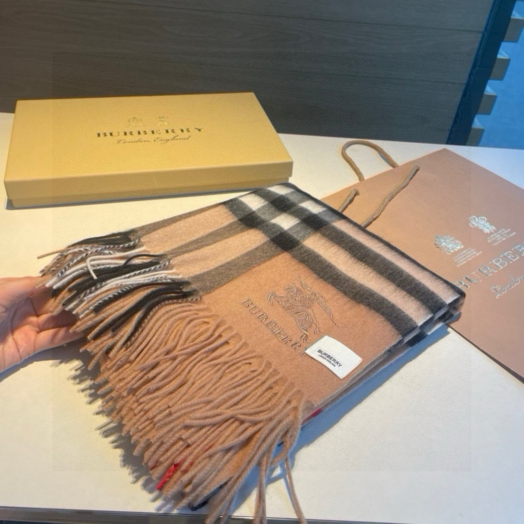 Burberry 格子万年款 bbr战马刺绣 【小格披肩】品质手感好到不行‼ 100%羊羔绒 高尖端产物 绝对令人尖叫的品质 的顶尖设计款