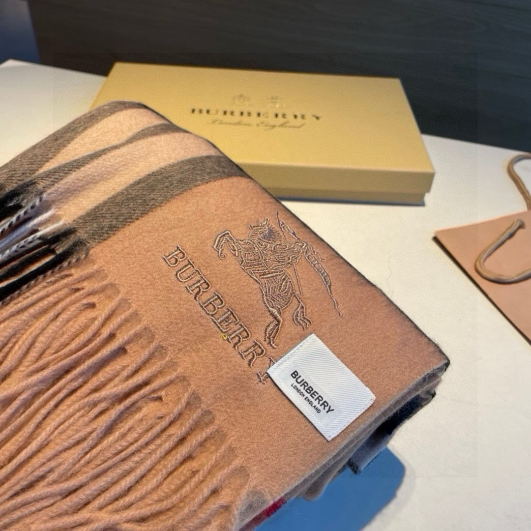 Burberry 格子万年款 bbr战马刺绣 【小格披肩】品质手感好到不行‼ 100%羊羔绒 高尖端产物 绝对令人尖叫的品质 的顶尖设计款