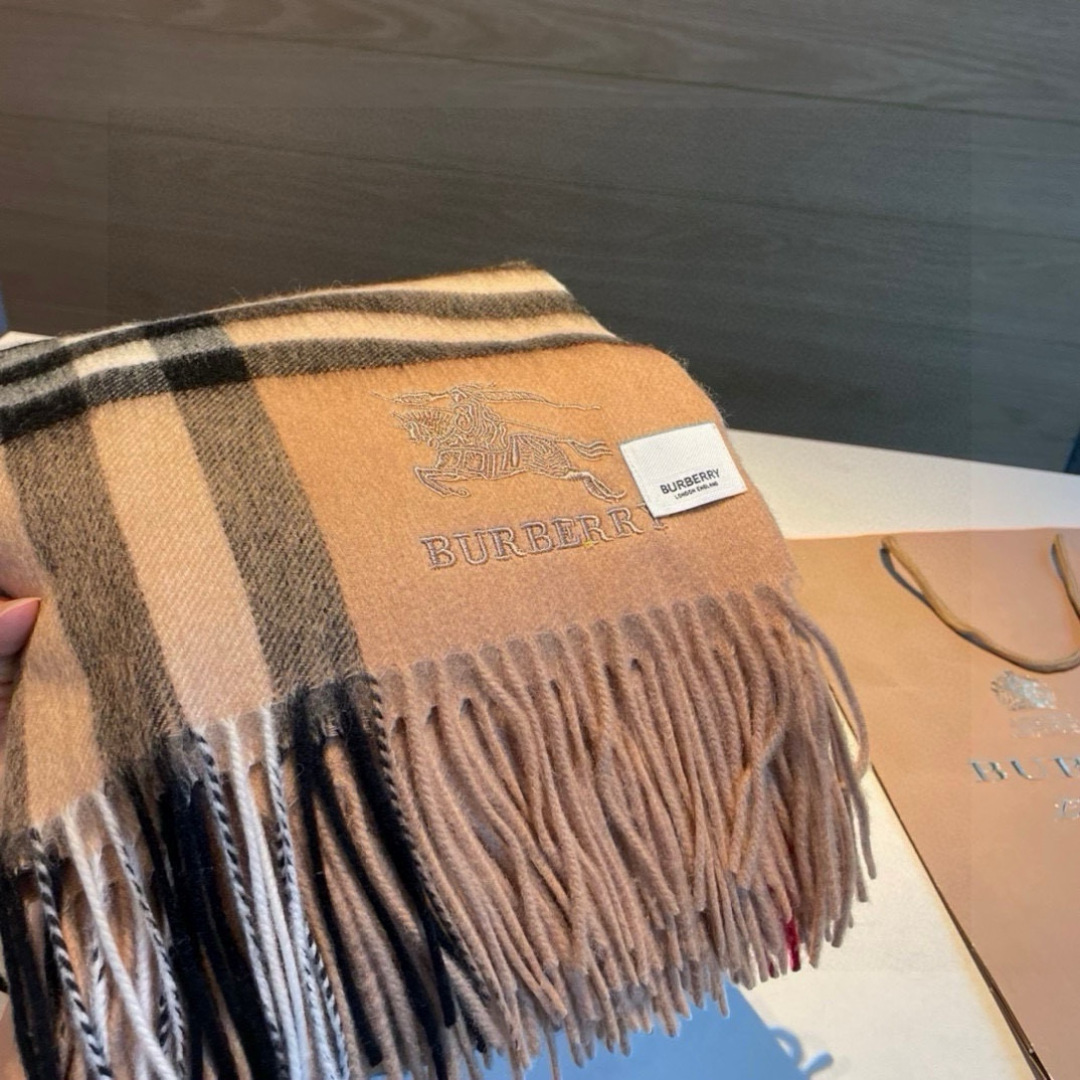 Burberry 格子万年款 bbr战马刺绣 【小格披肩】品质手感好到不行‼ 100%羊羔绒 高尖端产物 绝对令人尖叫的品质 的顶尖设计款