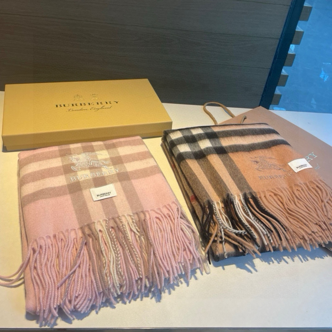 Burberry 格子万年款 bbr战马刺绣 【小格披肩】品质手感好到不行‼ 100%羊羔绒 高尖端产物 绝对令人尖叫的品质 的顶尖设计款