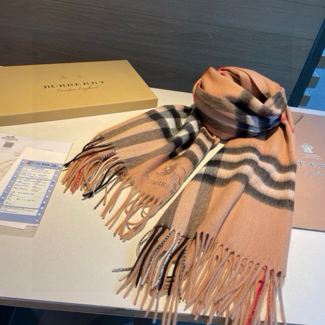 Burberry 格子万年款 bbr战马刺绣 【小格披肩】品质手感好到不行‼ 100%羊羔绒 高尖端产物 绝对令人尖叫的品质 的顶尖设计款