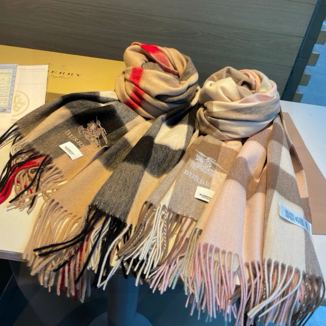 Burberry 格子万年款 bbr战马刺绣 【小格披肩】品质手感好到不行‼ 100%羊羔绒 高尖端产物 绝对令人尖叫的品质 的顶尖设计款