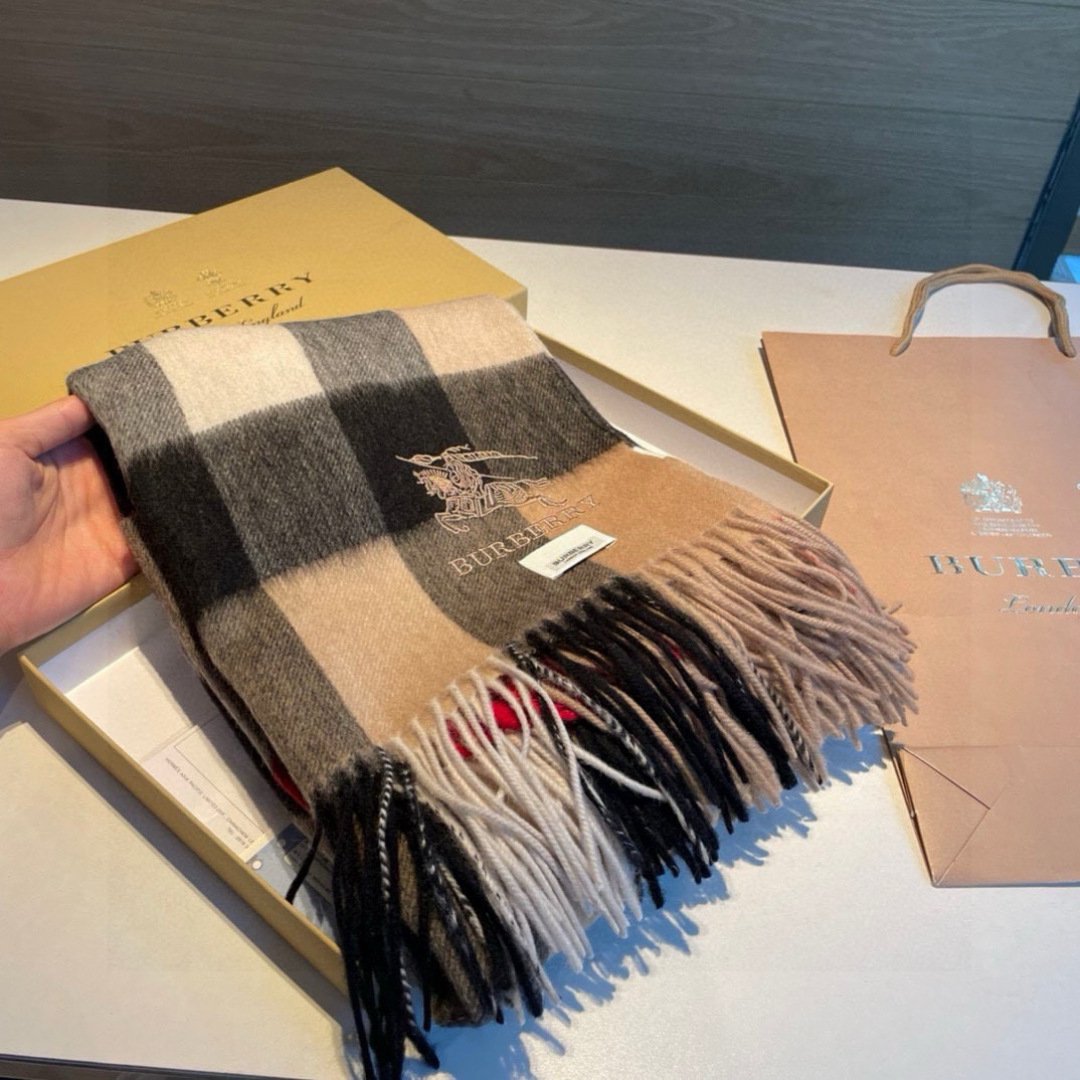 Burberry 格子万年款 bbr战马刺绣 【小格披肩】品质手感好到不行‼ 100%羊羔绒 高尖端产物 绝对令人尖叫的品质 的顶尖设计款