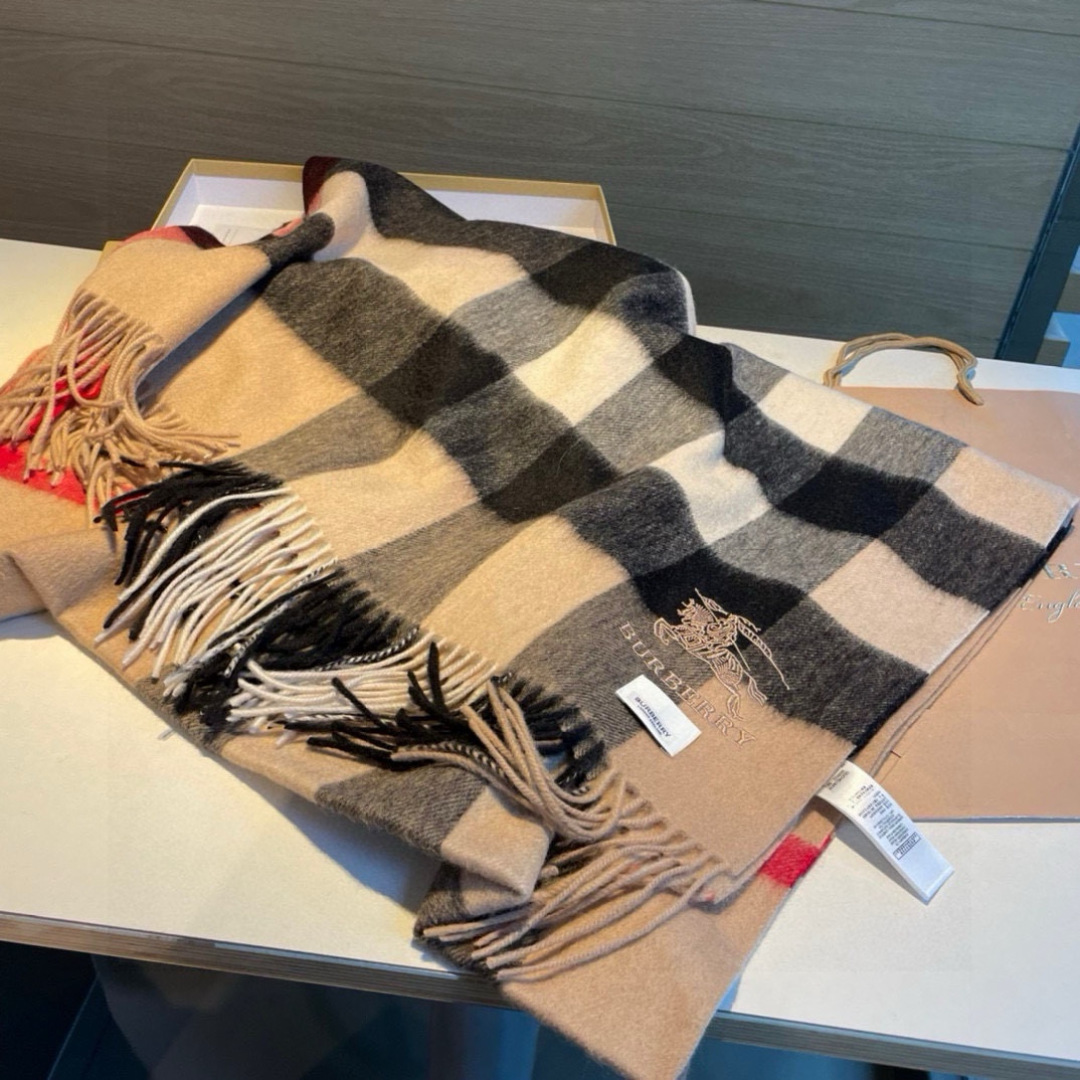 Burberry 格子万年款 bbr战马刺绣 【小格披肩】品质手感好到不行‼ 100%羊羔绒 高尖端产物 绝对令人尖叫的品质 的顶尖设计款