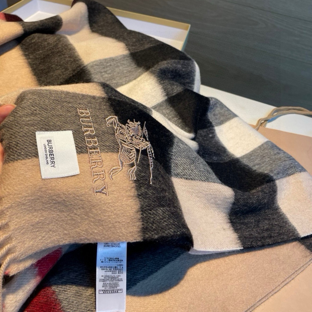 Burberry 格子万年款 bbr战马刺绣 【小格披肩】品质手感好到不行‼ 100%羊羔绒 高尖端产物 绝对令人尖叫的品质 的顶尖设计款