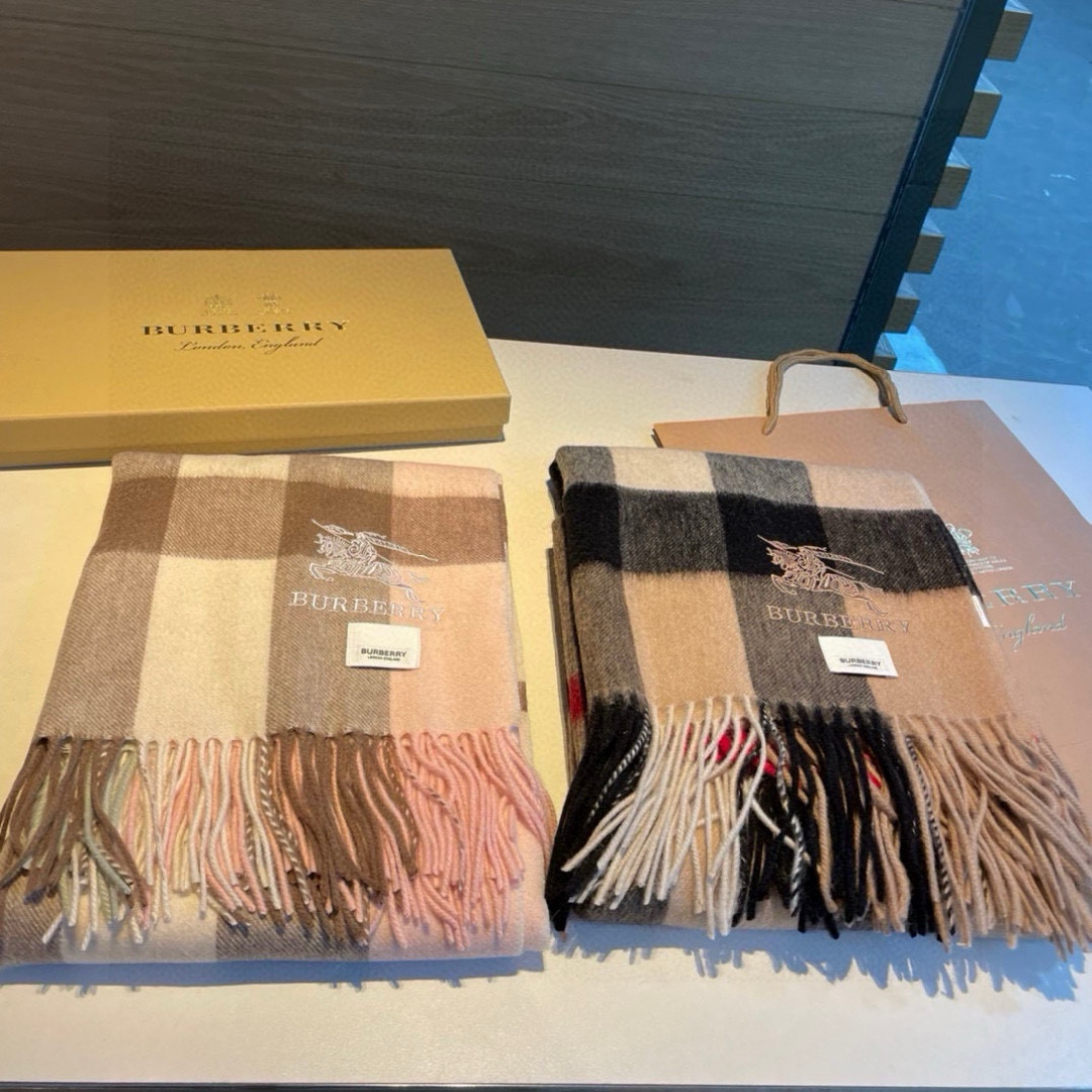Burberry 格子万年款 bbr战马刺绣 【小格披肩】品质手感好到不行‼ 100%羊羔绒 高尖端产物 绝对令人尖叫的品质 的顶尖设计款