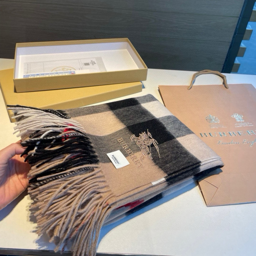 Burberry 格子万年款 bbr战马刺绣 【小格披肩】品质手感好到不行‼ 100%羊羔绒 高尖端产物 绝对令人尖叫的品质 的顶尖设计款