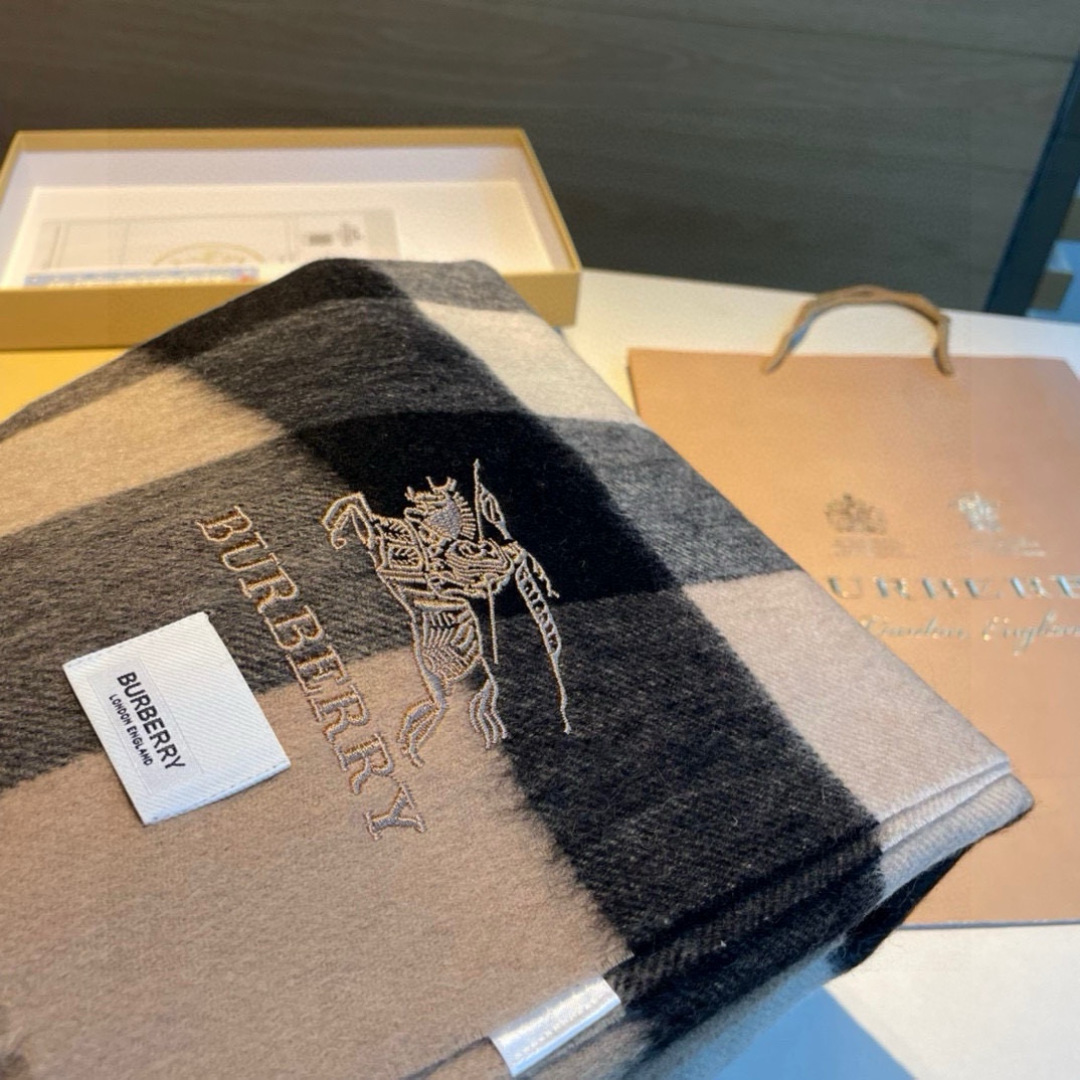 Burberry 格子万年款 bbr战马刺绣 【小格披肩】品质手感好到不行‼ 100%羊羔绒 高尖端产物 绝对令人尖叫的品质 的顶尖设计款