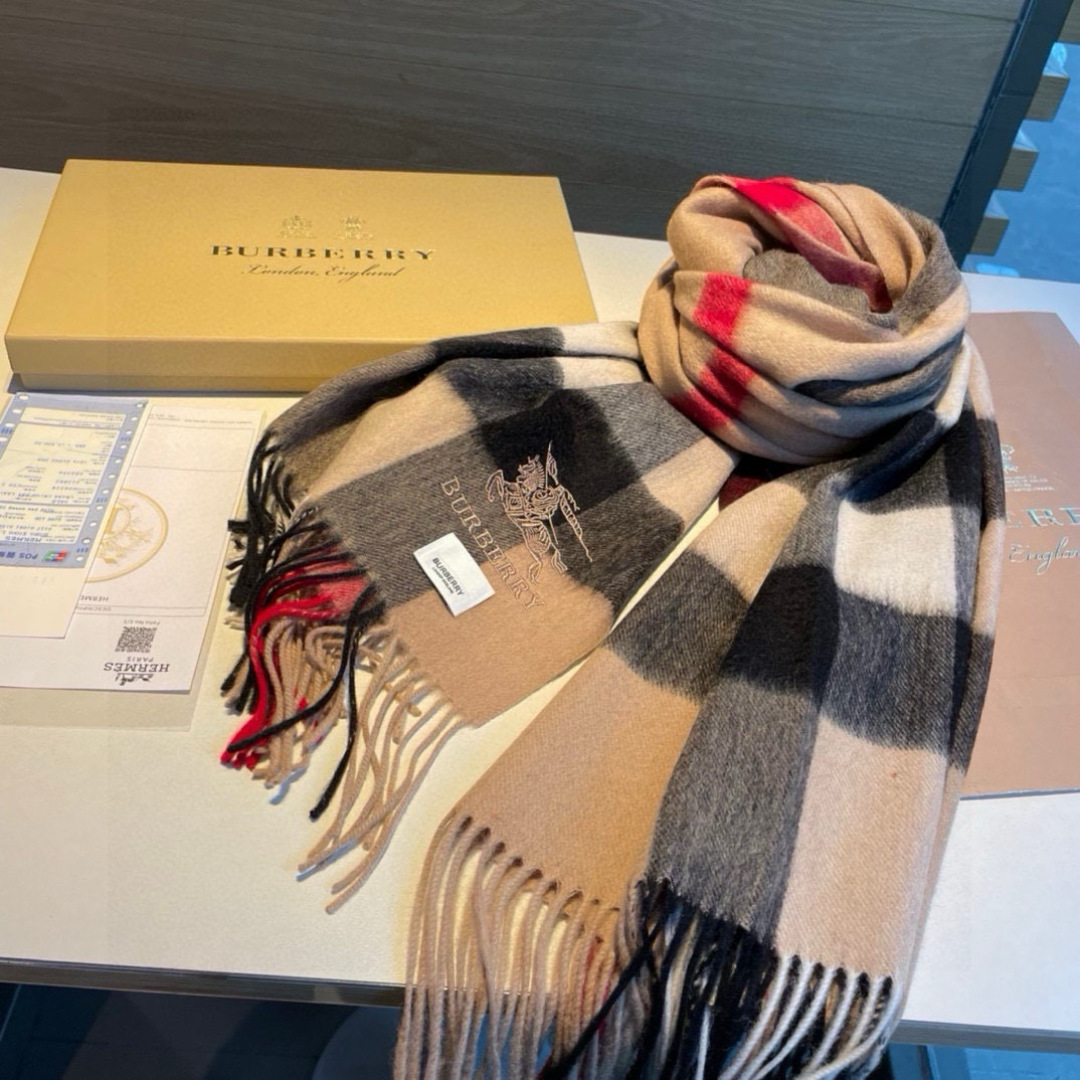 Burberry 格子万年款 bbr战马刺绣 【小格披肩】品质手感好到不行‼ 100%羊羔绒 高尖端产物 绝对令人尖叫的品质 的顶尖设计款