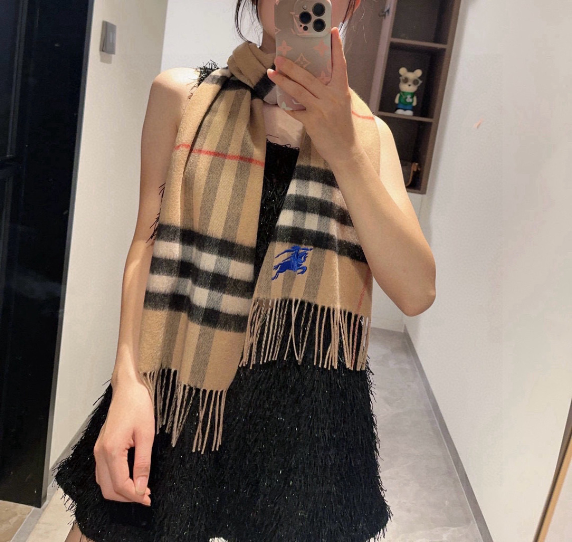 Burberry 高端货 行 巴宝莉 超爆万年款 【 长巾】羊绒围巾 品质手感好到不行‼ 100% 羊绒 高尖端产物 绝对令人尖叫的品质 的顶尖设计款