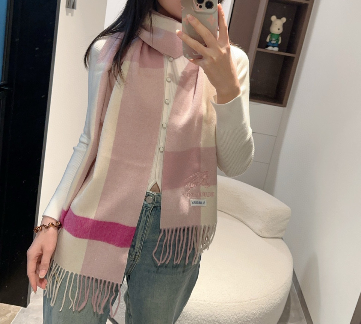 Burberry 巴宝莉格子围巾 的要疯掉了 太有型太有魅力了 非常斯文 的秋冬单品 真的很喜欢