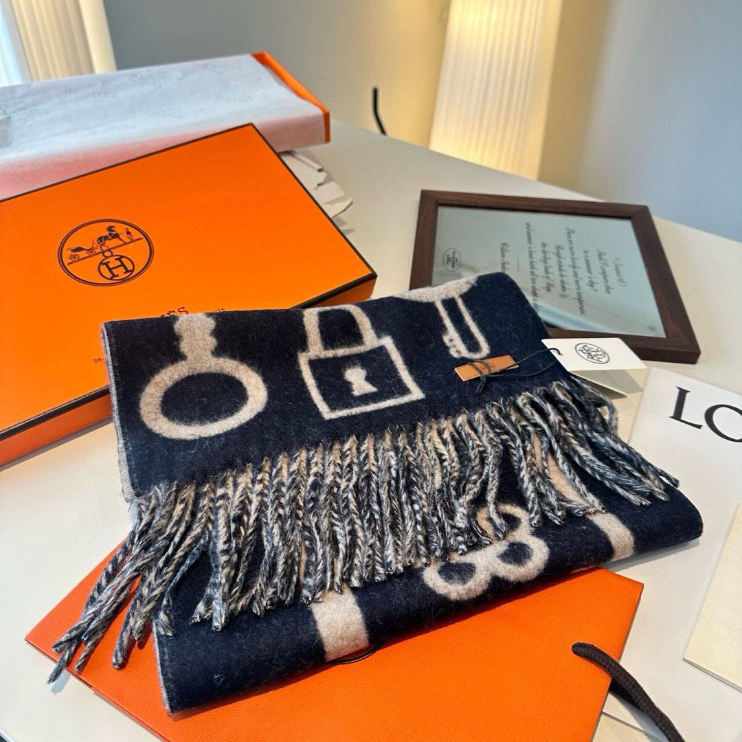 Hermès 全网都爱的一款H钥匙双面羊绒围巾，Casaque Porte-Clefs