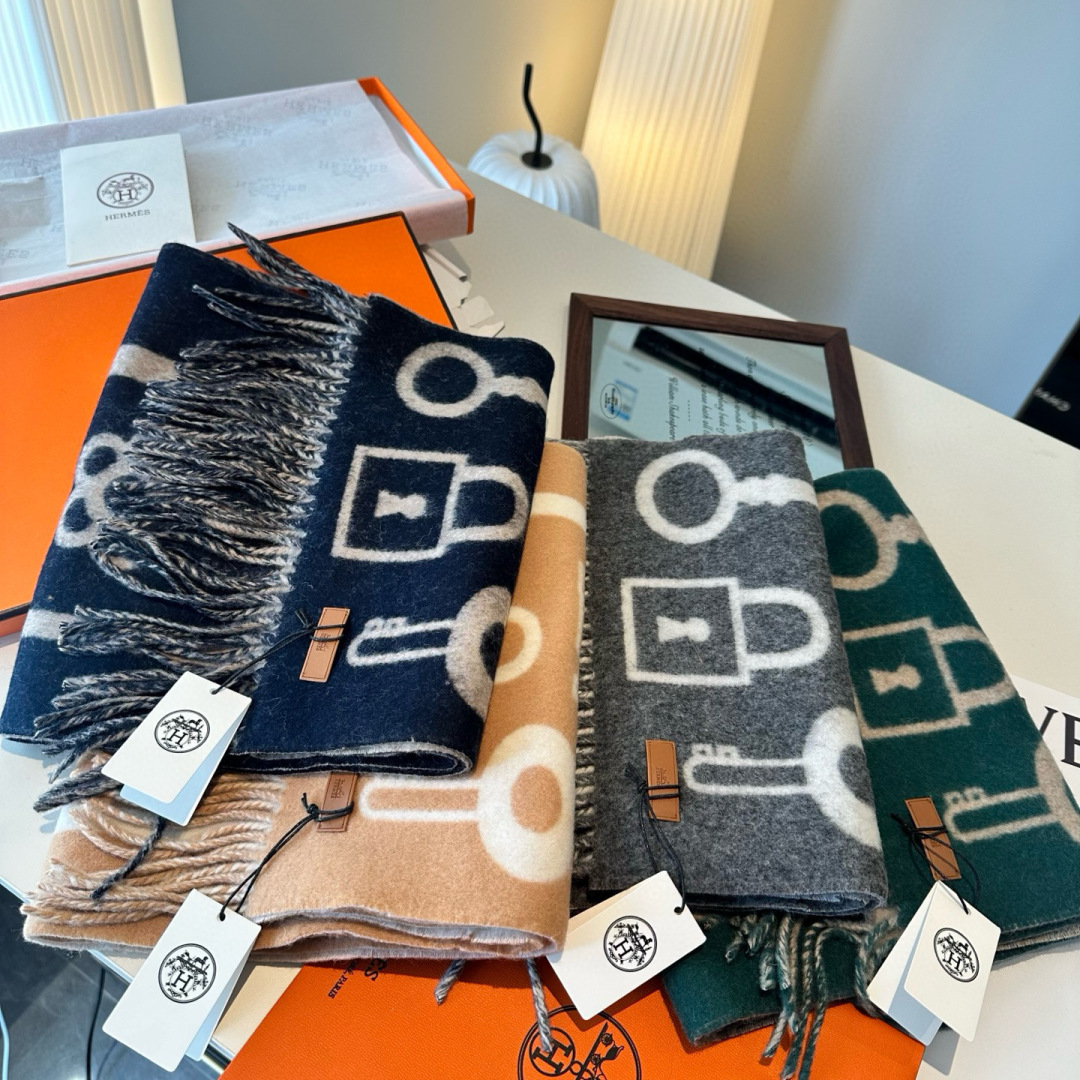 Hermès 全网都爱的一款H钥匙双面羊绒围巾，Casaque Porte-Clefs