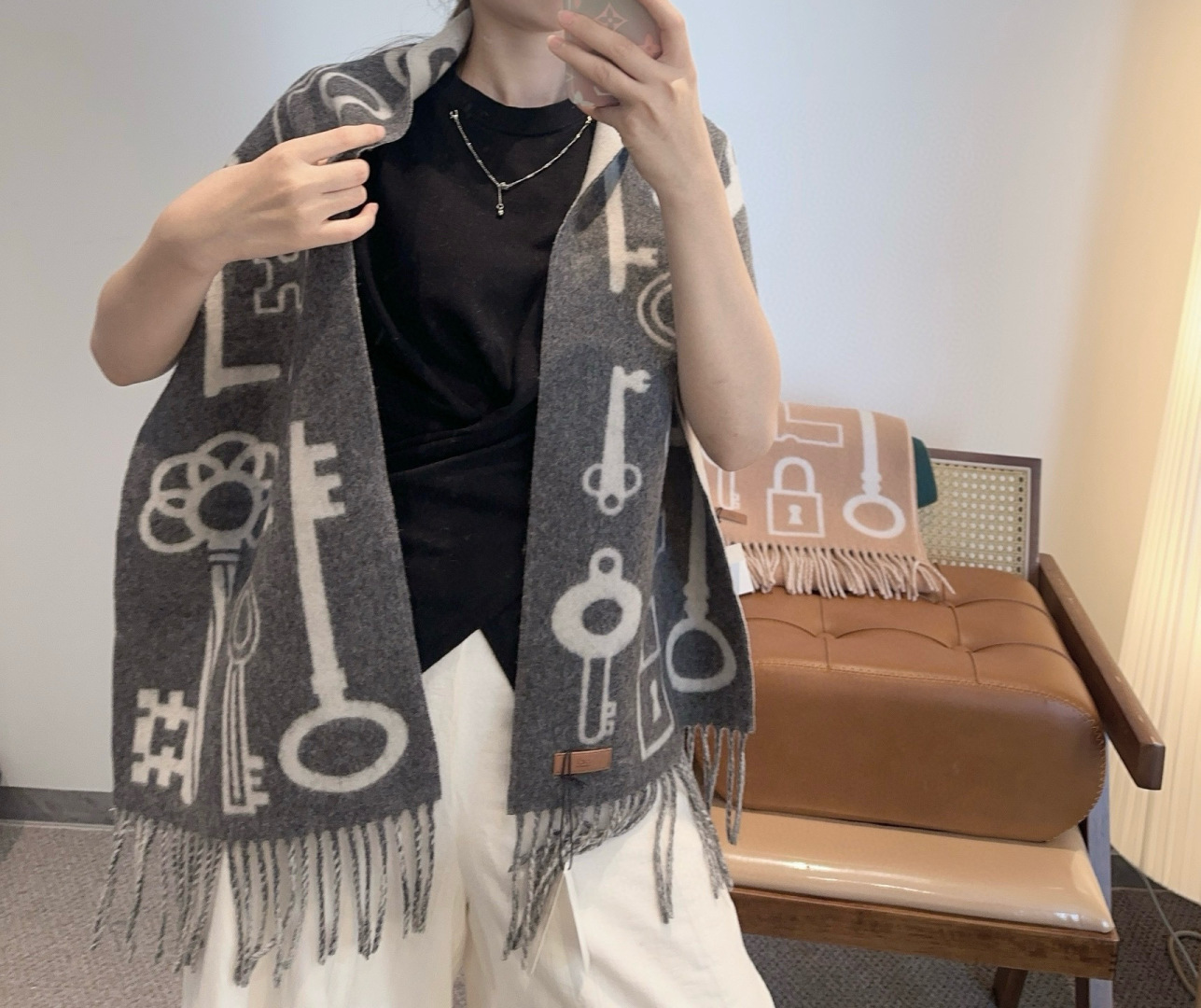 Hermès 全网都爱的一款H钥匙双面羊绒围巾，Casaque Porte-Clefs