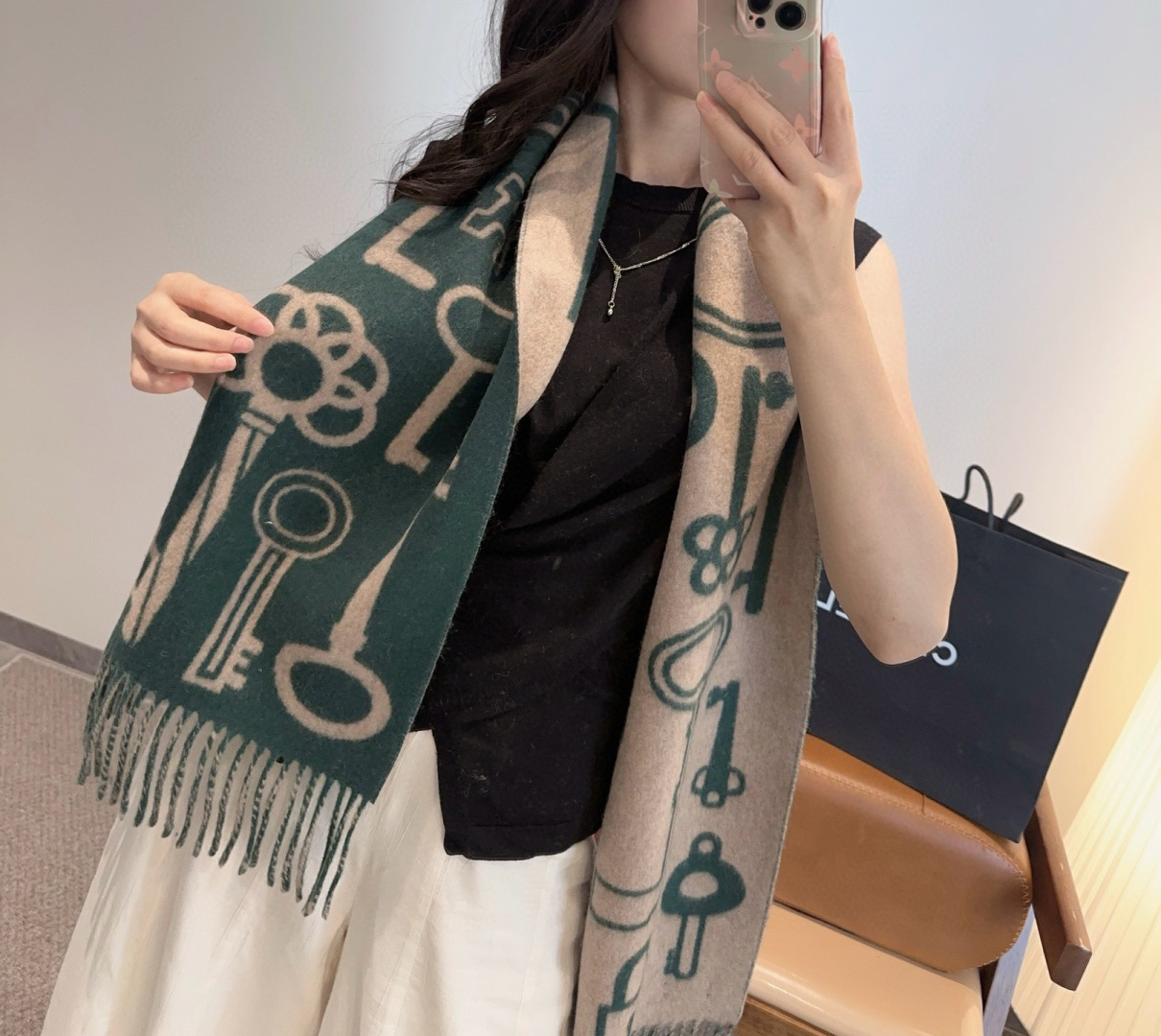 Hermès 全网都爱的一款H钥匙双面羊绒围巾，Casaque Porte-Clefs