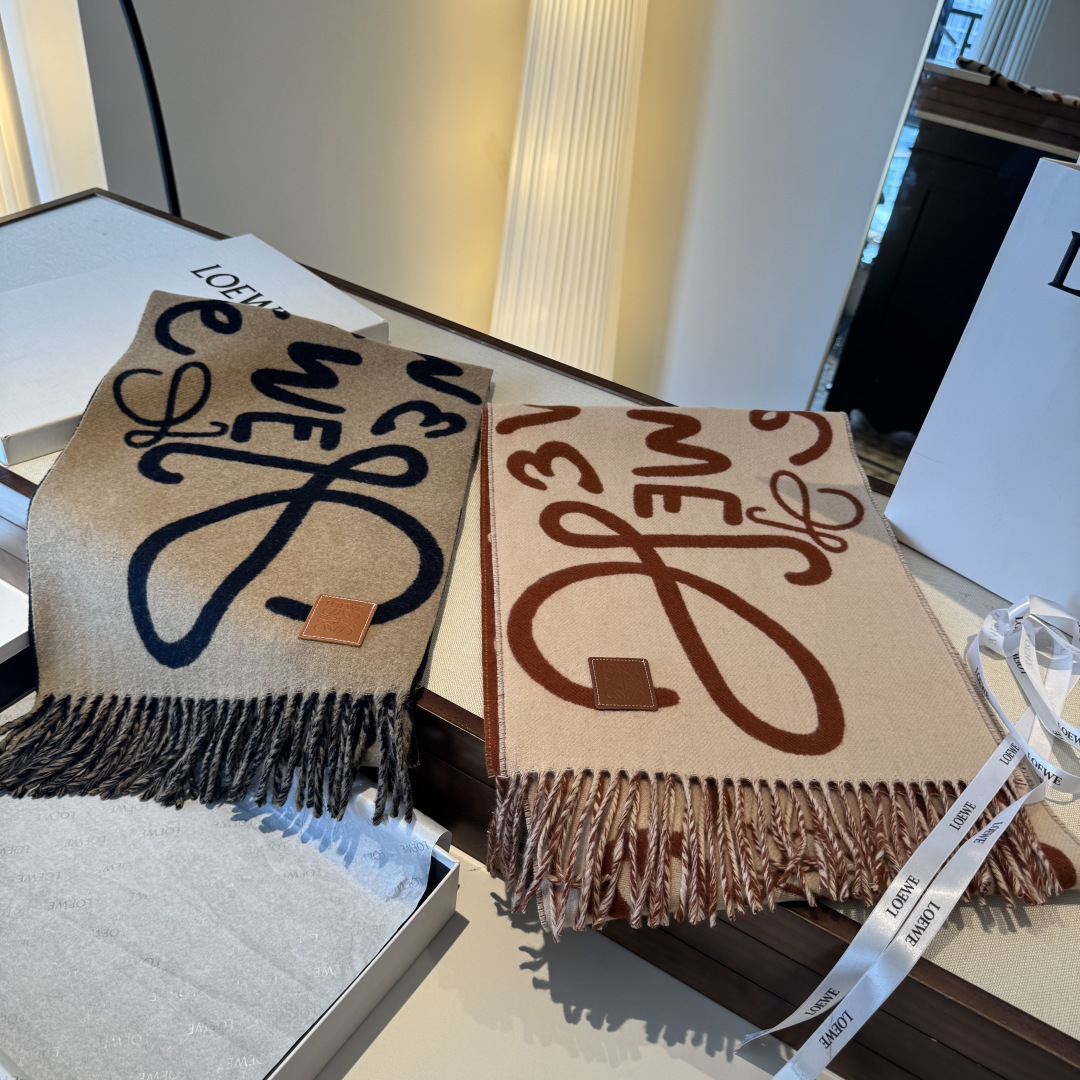 NO:587624,Loewe graffiti double-sided scarf, loewe's super beautiful new scarf!  Highly recommended to buy!  It’s super hard to buy!  The original order is of good quality, and is sold on the market for N blocks. There is no pressure in and out of the counter. The workmanship is very exquisite and substantial. Our price is really worth it!  Neutral style, simple and elegant, you can collect it at will!  !  Crazy but not picky, crazy temperament!  Whoever surrounds you has temperament!  !  I really hope you don’t miss this style. Specification, 30*180cm, composition 90 wool 10 cashmere, non-market chemical fiber product, equipped with LOEWE Anagram embossed leather label. High version scarf, high version scarf, loewe, loewe19860909罗意威涂鸦款双面围巾,loewe超美新款围巾！超级推荐入手！超难买哦！原单品质好货,甩市场货N条街,进出专柜无压力,做工非常精致,很有分量,我们的价格真的超级值！中性风格、简单大方,任意收！！狂不挑人,狂气质！谁围谁有气质！！真的希望大家不要错过这样的款式.规格,30*180cm,成分90羊毛 10羊绒,非市场化纤货,配有LOEWE Anagram 压纹皮标.高版本围巾,高版本围巾,loewe,loewe,scarf