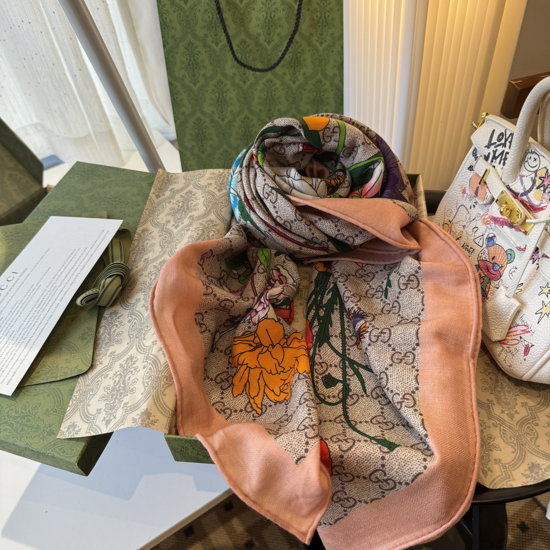 原单古驰140cm丝绒方巾💕 经典Gucci花卉印花以新颖配色和全新风格焕然呈现。在这款方巾之上，它以多