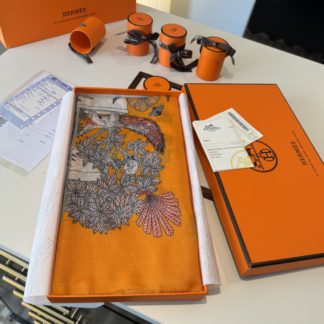 P225 会发光发亮的围巾银丝羊绒长巾✨专柜同步‼️真心赞‼️驴家路易威登经典 Monogram 图案搭配彩色边框再添华美格调。强烈推荐手慢无‼️这个size不大不小特别好搭配，品质超级好‼️拿到手就会懂的高端品质，高端细节所见即所得😘重磅巨献‼️VI价🉐️客户必入推荐‼️尺寸：110*200cm👑100%羊绒