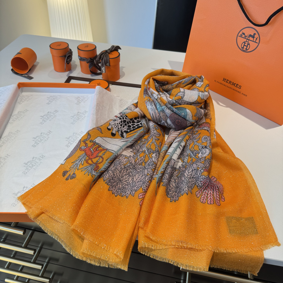 P225 会发光发亮的围巾银丝羊绒长巾✨专柜同步‼️真心赞‼️驴家路易威登经典 Monogram 图案搭配彩色边框再添华美格调。强烈推荐手慢无‼️这个size不大不小特别好搭配，品质超级好‼️拿到手就会懂的高端品质，高端细节所见即所得😘重磅巨献‼️VI价🉐️客户必入推荐‼️尺寸：110*200cm👑100%羊绒