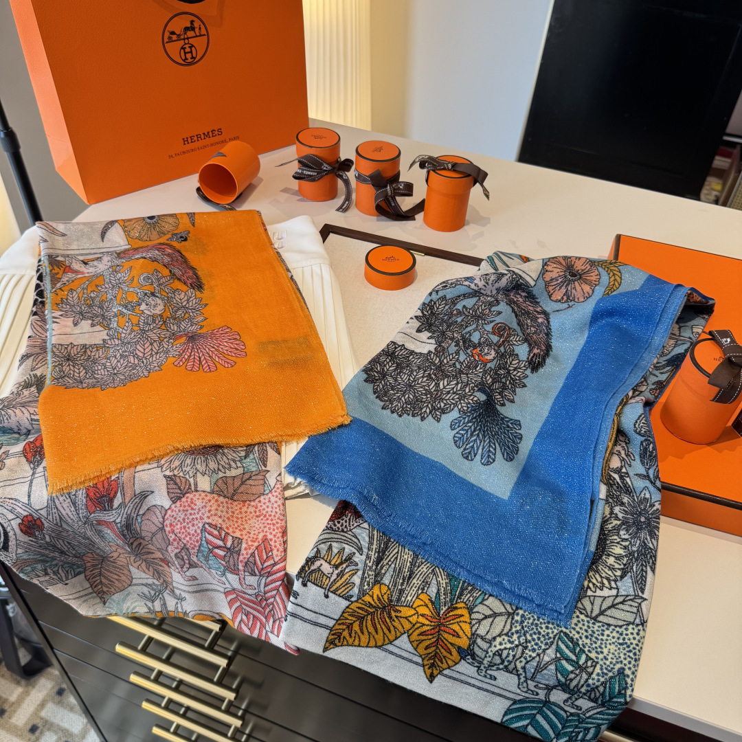 P225 会发光发亮的围巾银丝羊绒长巾✨专柜同步‼️真心赞‼️驴家路易威登经典 Monogram 图案搭配彩色边框再添华美格调。强烈推荐手慢无‼️这个size不大不小特别好搭配，品质超级好‼️拿到手就会懂的高端品质，高端细节所见即所得😘重磅巨献‼️VI价🉐️客户必入推荐‼️尺寸：110*200cm👑100%羊绒