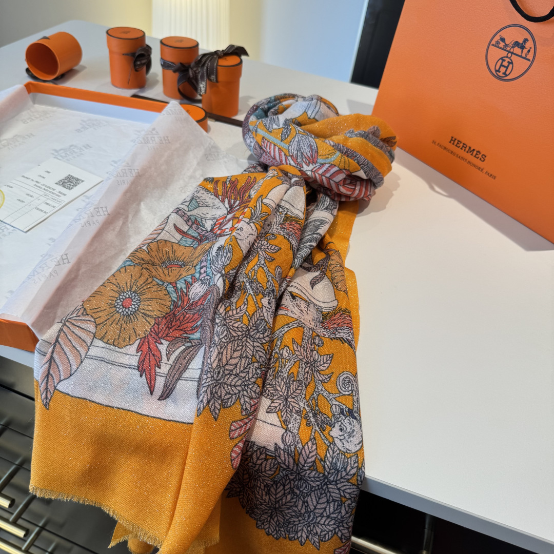 P225 会发光发亮的围巾银丝羊绒长巾✨专柜同步‼️真心赞‼️驴家路易威登经典 Monogram 图案搭配彩色边框再添华美格调。强烈推荐手慢无‼️这个size不大不小特别好搭配，品质超级好‼️拿到手就会懂的高端品质，高端细节所见即所得😘重磅巨献‼️VI价🉐️客户必入推荐‼️尺寸：110*200cm👑100%羊绒