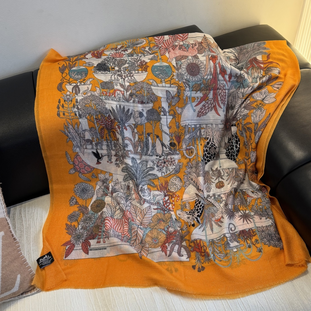 P225 会发光发亮的围巾银丝羊绒长巾✨专柜同步‼️真心赞‼️驴家路易威登经典 Monogram 图案搭配彩色边框再添华美格调。强烈推荐手慢无‼️这个size不大不小特别好搭配，品质超级好‼️拿到手就会懂的高端品质，高端细节所见即所得😘重磅巨献‼️VI价🉐️客户必入推荐‼️尺寸：110*200cm👑100%羊绒