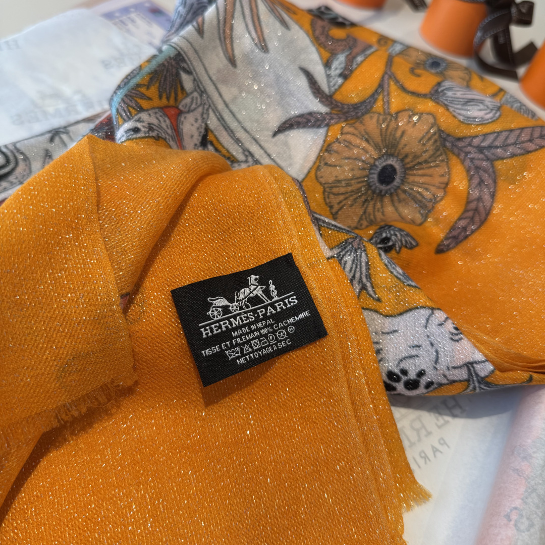 P225 会发光发亮的围巾银丝羊绒长巾✨专柜同步‼️真心赞‼️驴家路易威登经典 Monogram 图案搭配彩色边框再添华美格调。强烈推荐手慢无‼️这个size不大不小特别好搭配，品质超级好‼️拿到手就会懂的高端品质，高端细节所见即所得😘重磅巨献‼️VI价🉐️客户必入推荐‼️尺寸：110*200cm👑100%羊绒